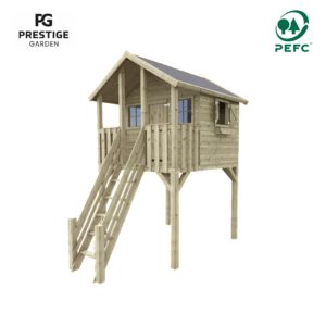 Hoog houten speelhuis met veilige trap