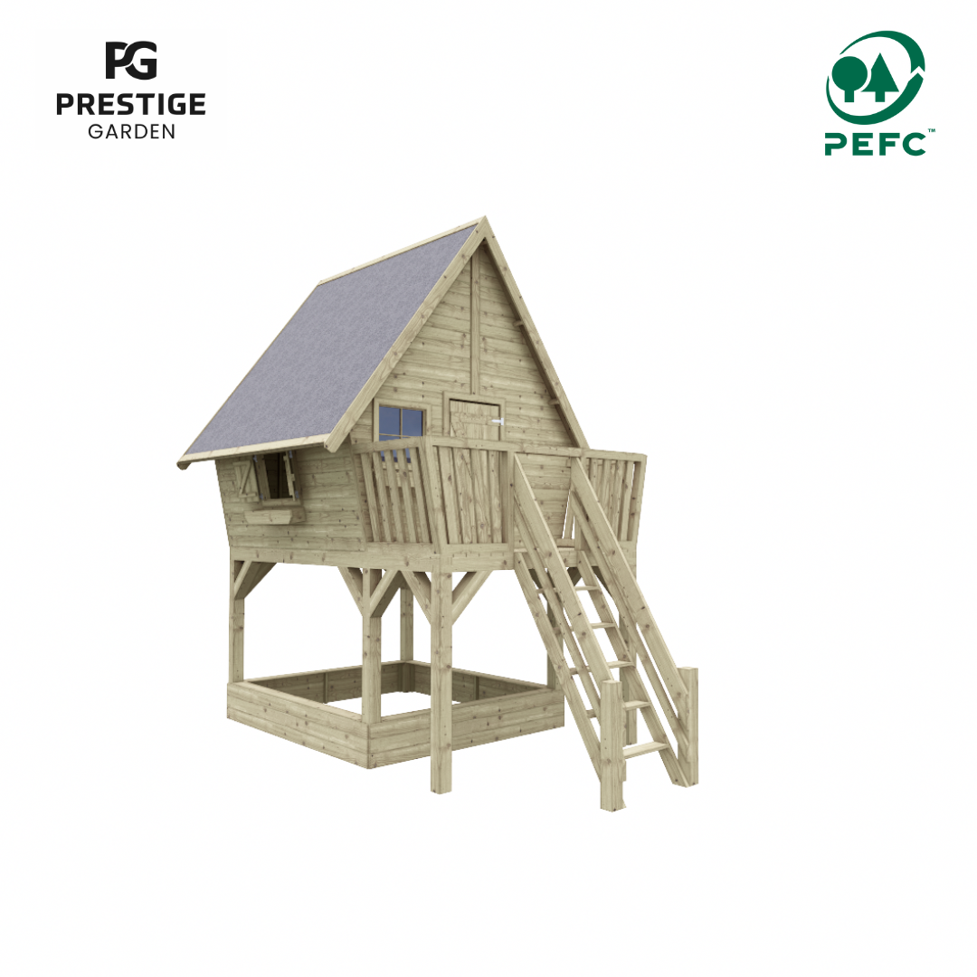 Hoog houten speelhuis met een balkon, veilige trap en grote ruime zandbak
