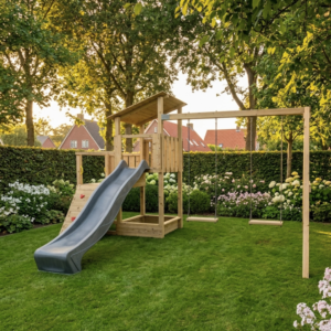 houten speeltoren met glijbaan en schommel